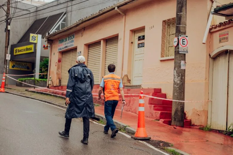 Prefeitura pede à Justiça para demolir casarão ameaçado de queda no Centro de Itabira