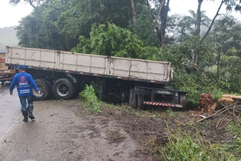 Acidente na BR-381 em Nova Era deixa motorista ferido