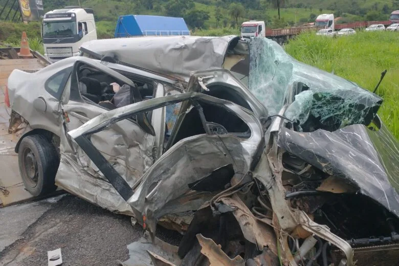 Grave acidente deixa três feridos na BR-381, em João Monlevade