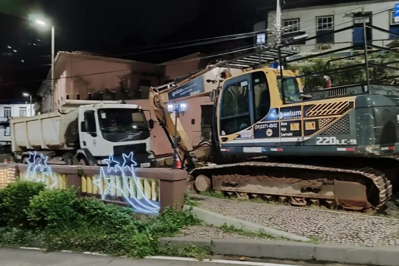 Primeiros equipamentos chegam ao local para demolição do casarão na rua Tiradentes