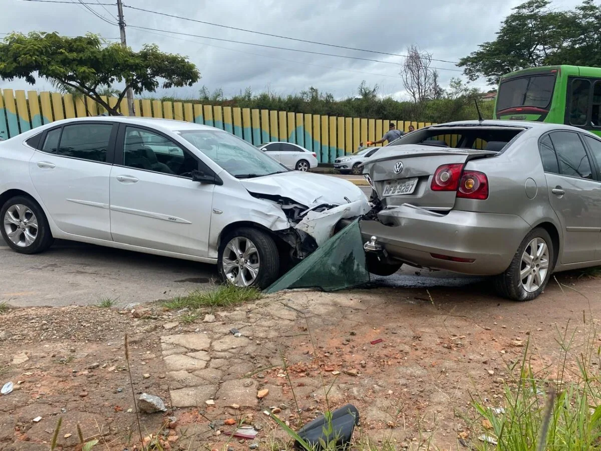 Motorista perde controle do carro na avenida Mauro Ribeiro Lage e bate em três automóveis