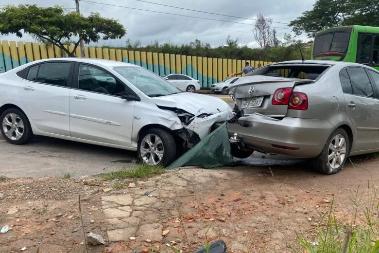 Motorista perde controle do carro na avenida Mauro Ribeiro Lage e bate em três automóveis