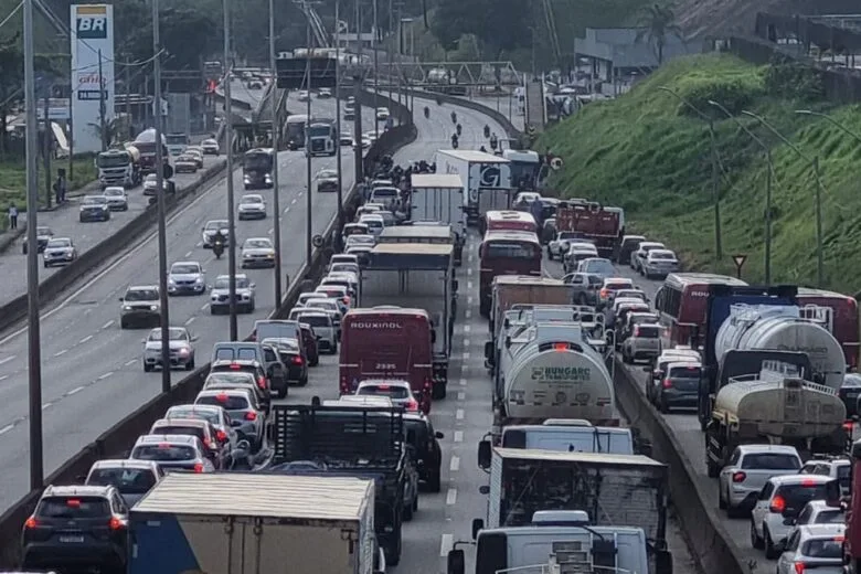 BR-381: caminhão carregado com sucata tomba e causa congestionamento na Fernão Dias