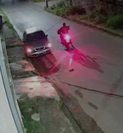 Motocicleta em alta velocidade colide com carro estacionado no bairro Santa Marta; assista ao vídeo Motocicleta em alta velocidade colide com carro estacionado no bairro Santa Marta; assista ao vídeo