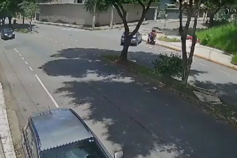 Conversão errada de veículo causa queda de motociclistas na avenida Ipiranga, em Itabira; assista