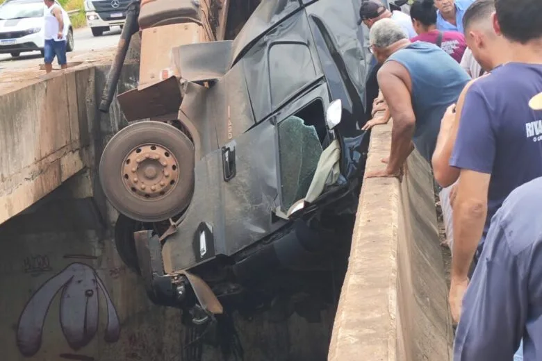 Motorista de carreta que tombou na BR-381 em Caeté não resiste aos ferimentos