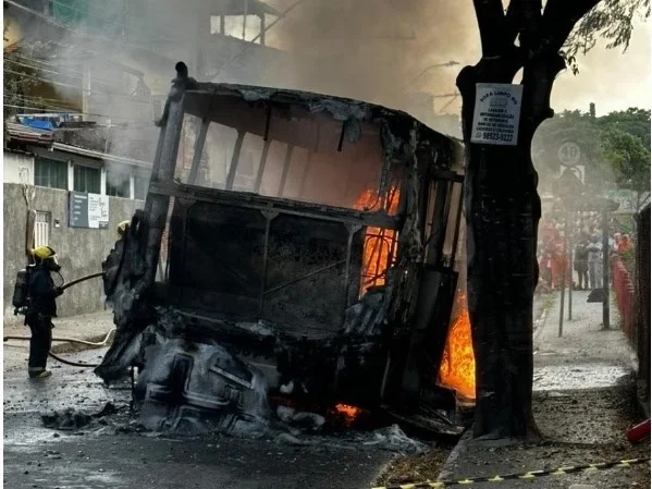 Ônibus é incendiado em Ribeirão das Neves; ação expõe denúncia sobre condições em penitenciária da cidade