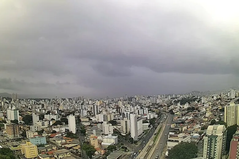 Belo Horizonte tem alerta de chuva com raios e rajadas de vento nesta quinta