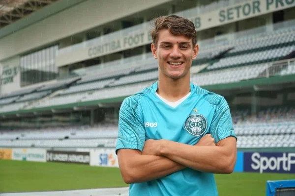 Atlético encaminha contratação de jovem lateral do Coritiba