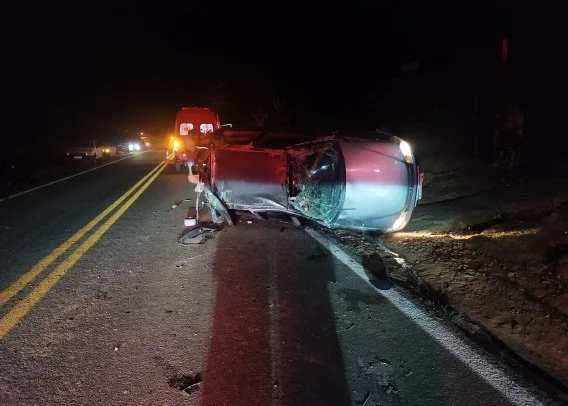 Capotamento na MG-455 deixa três mortos em Andradas