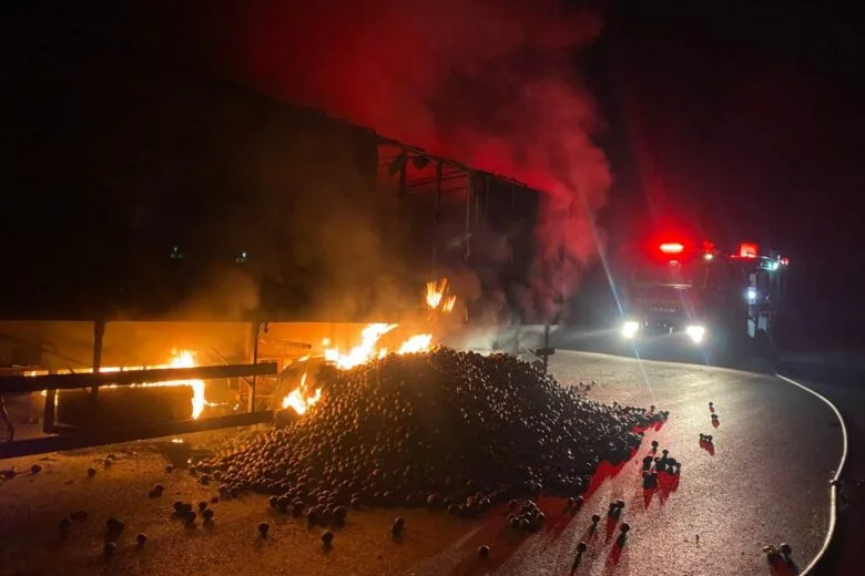 Incêndio destrói carreta carregada com frutas em Janaúba