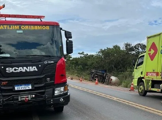 Tombamento de carreta com 50 mil litros de etanol mobiliza Corpo de Bombeiros na BR-365