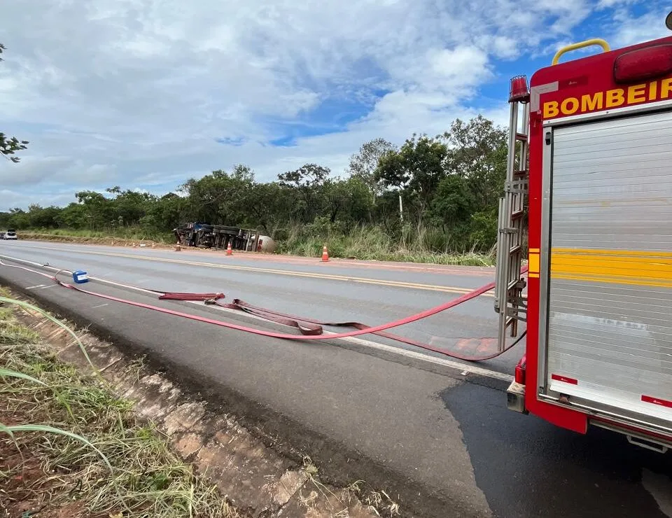 Tombamento de carreta com 50 mil litros de etanol mobiliza Corpo de Bombeiros na BR-365