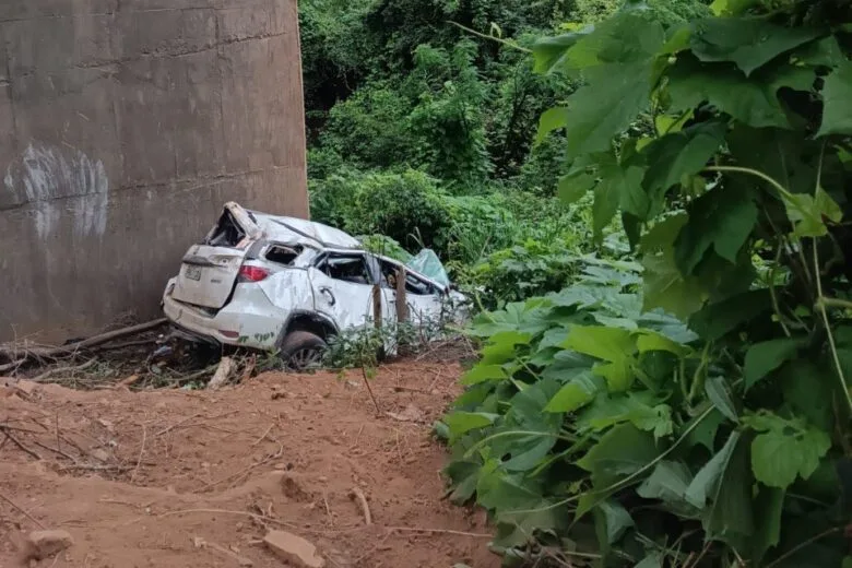 Carro despenca em ribanceira na BR-365, deixando duas vítimas feridas