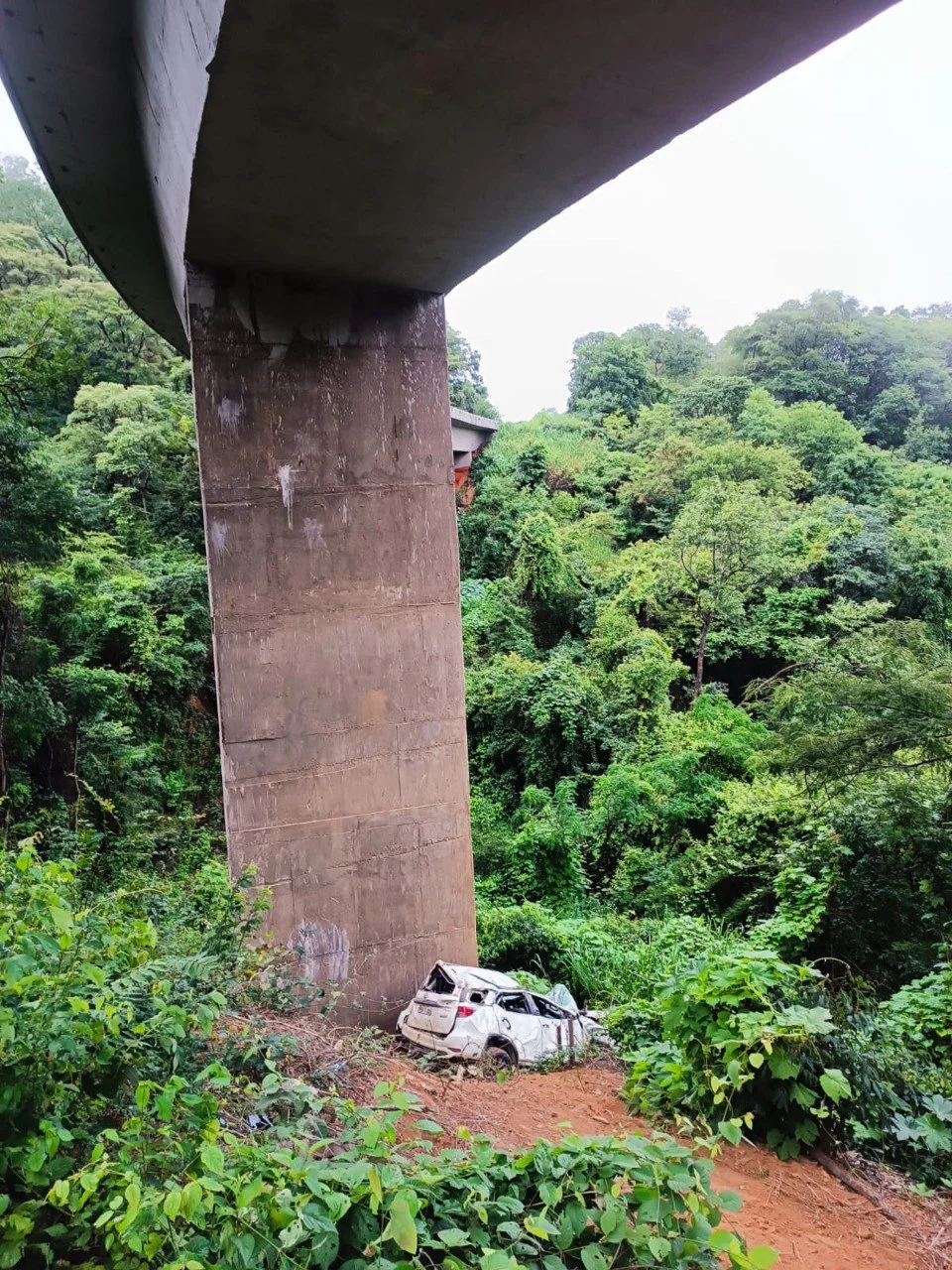 Carro despenca em ribanceira na BR-365, deixando duas vítimas feridas