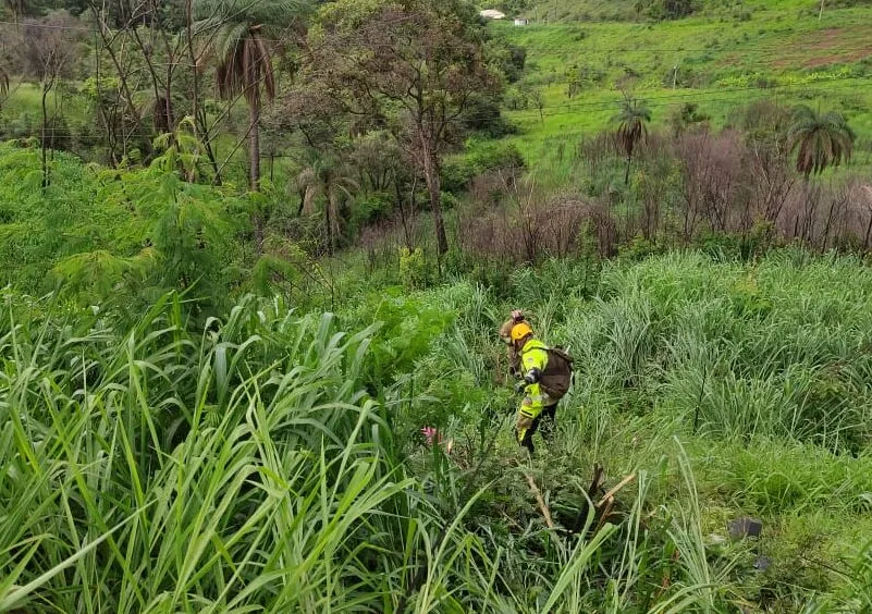 BR-381: acidente em Caeté deixa duas pessoas feridas; resgate em área de difícil acesso mobiliza bombeiros