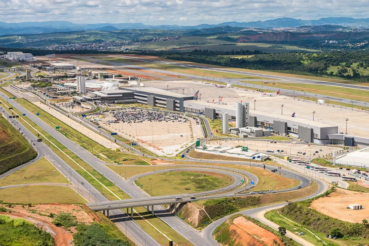 Deportados brasileiros desembarcam no Aeroporto de Confins: saiba os motivos