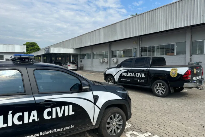 Itabira: homem é indiciado por gravar mulher tomando banho e ameaçar a filha da vítima Itabira: homem é indiciado por gravar mulher tomando banho e ameaçar a filha da vítima