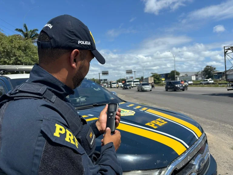 PRF intercepta carga de cigarros contrabandeados avaliada em 75 mil maços na BR-262 PRF intercepta carga de cigarros contrabandeados avaliada em 75 mil maços na BR-262
