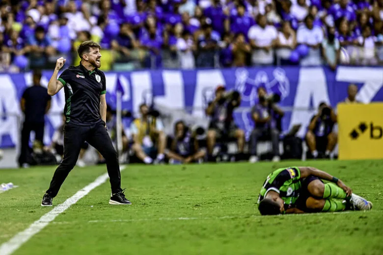 Técnico do América se emociona após eliminar o Cruzeiro e lembra apuros e fase como Uber