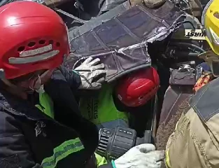 BR-381: Caminhão cai em vala após tentar evitar engavetamento; resgate dura quatro horas