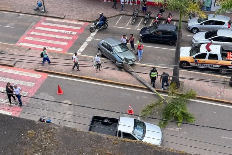 Motorista perde controle, atravessa canteiro e atinge árvore na avenida João Pinheiro