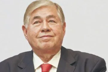 Políticos prestam homenagens a Newton Cardoso