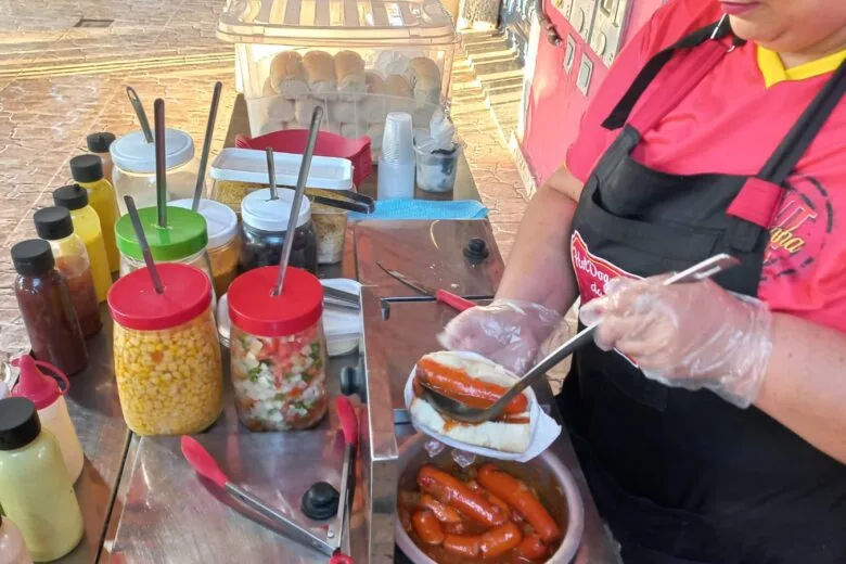 Vigilância Sanitária orienta comerciantes sobre a venda segura de alimentos no Carnaval Vigilância Sanitária orienta comerciantes sobre a venda segura de alimentos no Carnaval
