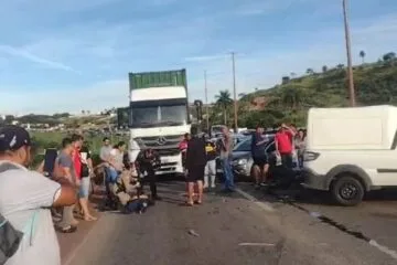 BR-381: acidente com cinco veículos na Fernão Dias causa congestionamento em Betim