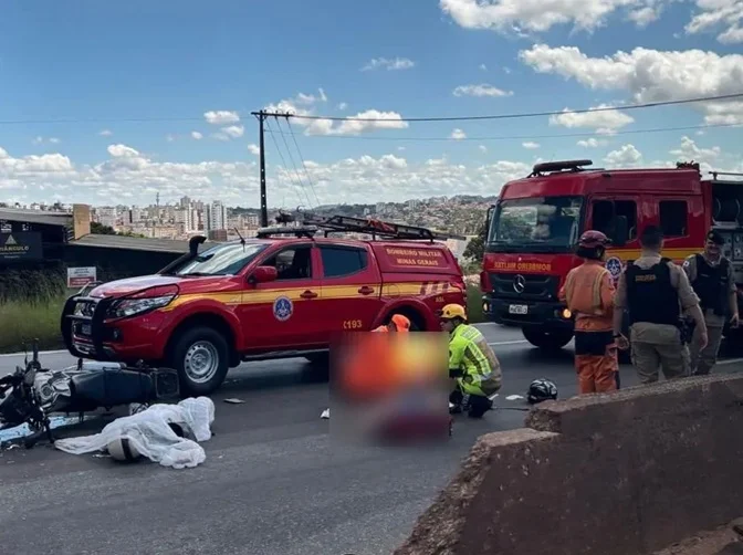 Acidente grave no Anel Rodoviário de BH deixa motociclista morto e mulher ferida