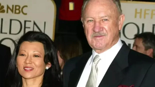 Gene Hackman, vencedor de dois prêmios Oscar, e a sua esposa Betsy Arakawa são encontrados mortos em casa