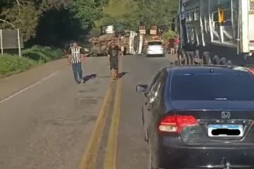 Carreta tomba e interdita BR-381 em São Gonçalo do Rio Abaixo