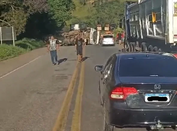 Carreta tomba e interdita BR-381 em São Gonçalo do Rio Abaixo