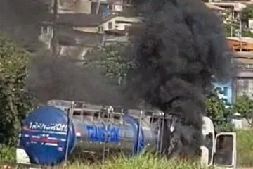 Colisão entre carretas provoca incêndio e interdição no Anel Rodoviário de BH