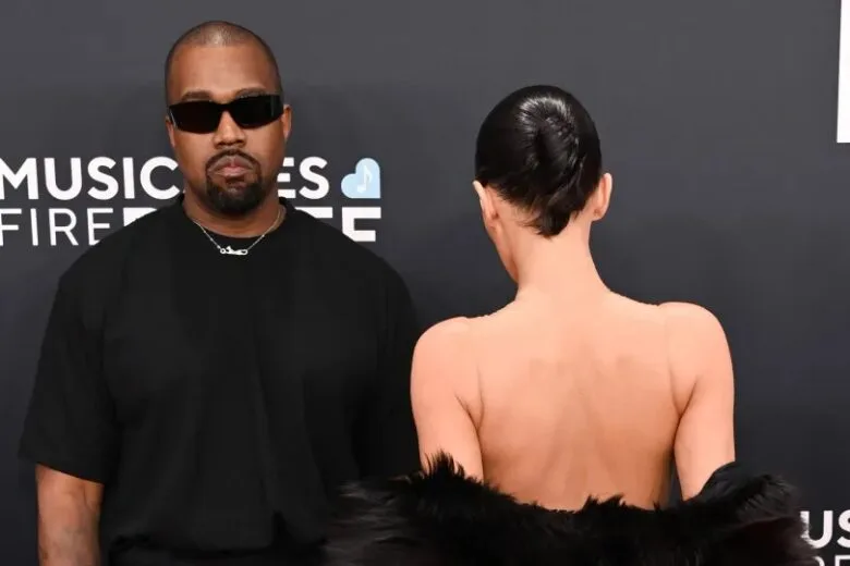 Bianca Censori, esposa de Kanye West, choca a internet ao aparecer nua no Grammy; veja reações