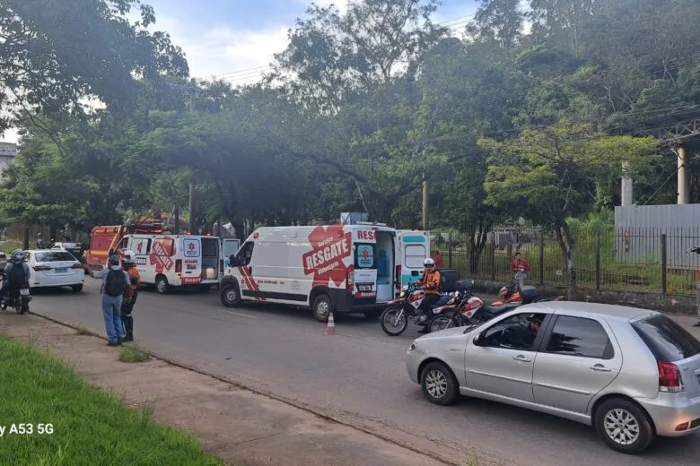 Atropelamento deixa duas pessoas feridas na avenida Getúlio Vargas, em João Monlevade