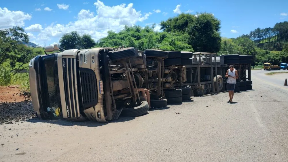 Carreta carregada de carvão tomba na BR-381, em Nova Era