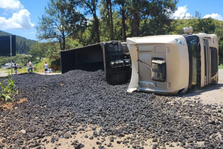 Carreta carregada de carvão tomba na BR-381, em Nova Era