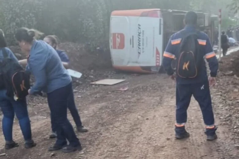 Urgente: ônibus capota com trabalhadores a bordo, em Santa Bárbara Urgente: ônibus capota com trabalhadores a bordo, em Santa Bárbara