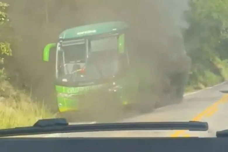 Ônibus da Pássaro Verde pega fogo próximo ao trevo de Furquim, na MG 262