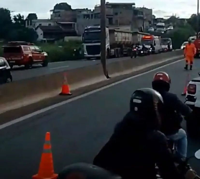 Casal fica gravemente ferido após moto ser arrastada por carreta no Anel Rodoviário