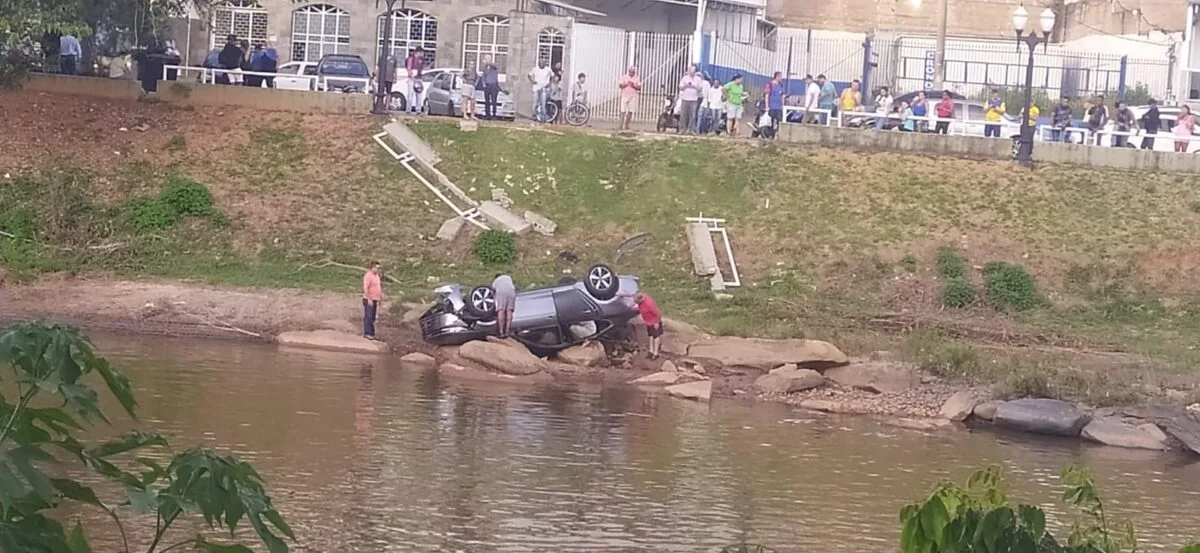 Idoso perde controle de carro e capota às margens do rio Piracicaba em Nova Era