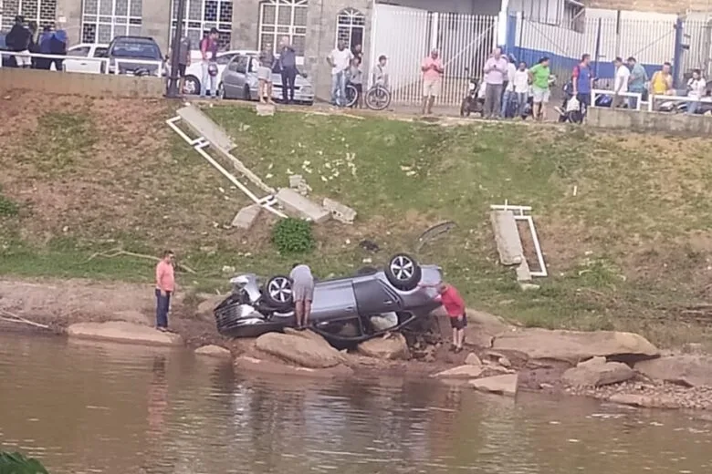 Idoso perde controle de carro e capota às margens do rio Piracicaba em Nova Era