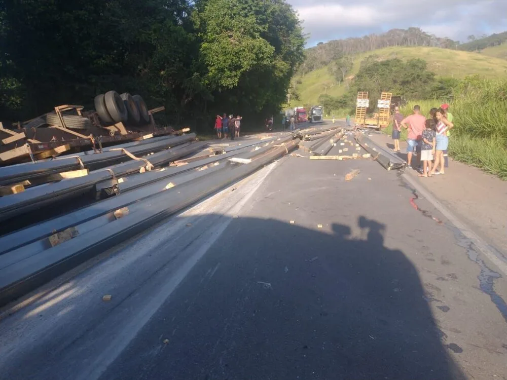 Carreta tomba e interdita BR-381 em São Gonçalo do Rio Abaixo