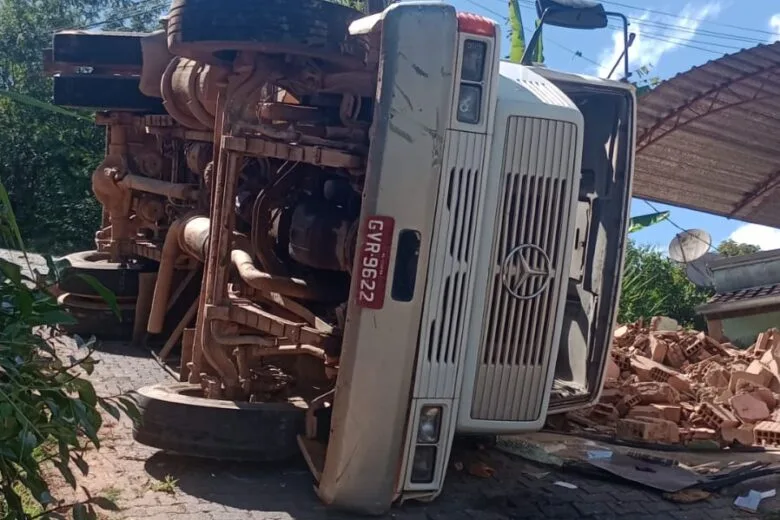 Caminhão carregado com entulho tomba em travessa do bairro Madre Maria de Jesus