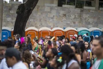 Carnaval de BH: Prefeitura promete mais de 13 mil banheiros químicos na capital