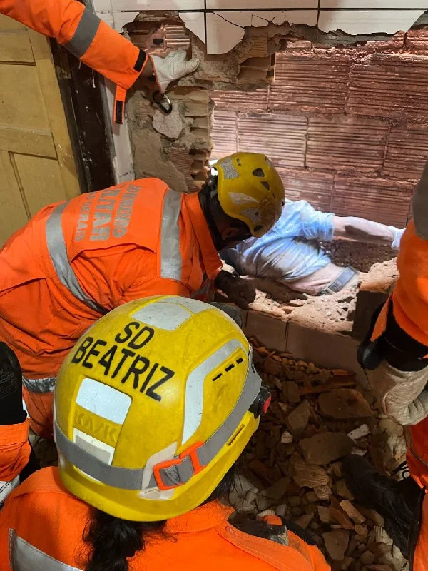 Contagem: bombeiros quebram parede para resgatar idoso Contagem: bombeiros quebram parede para resgatar idoso