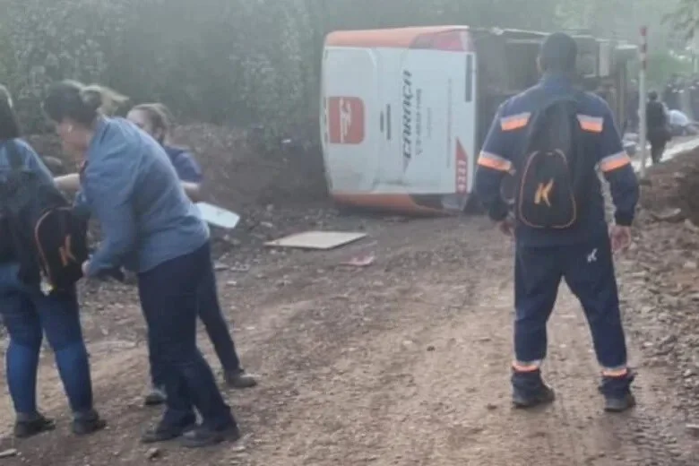 Tombamento de ônibus em Santa Bárbara deixa um morto e 42 feridos