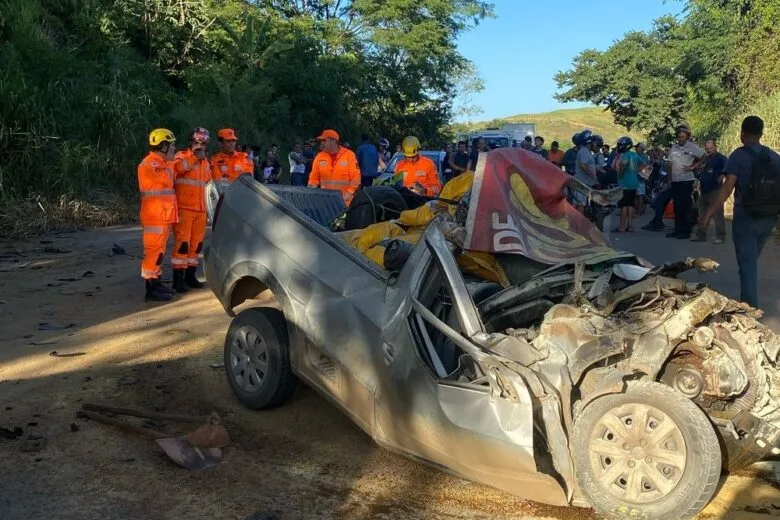 Colisão entre carro, moto e caminhão deixa dois mortos na BR-458, em Caratinga