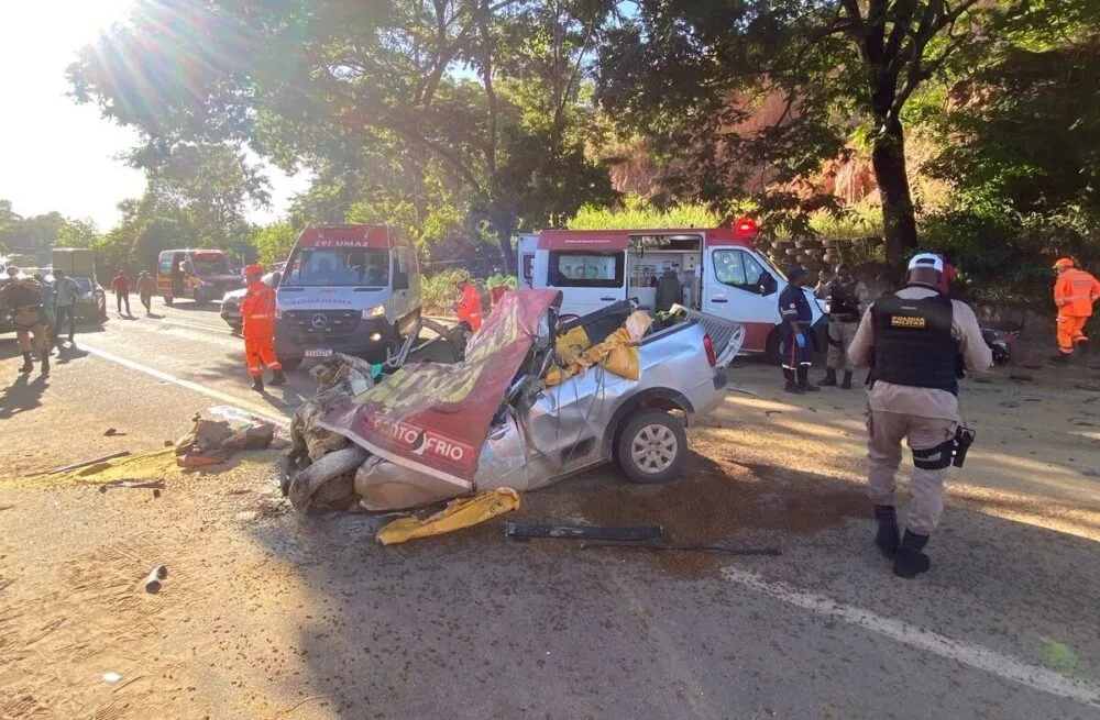 Colisão entre carro, moto e caminhão deixa dois mortos na BR-458, em Caratinga